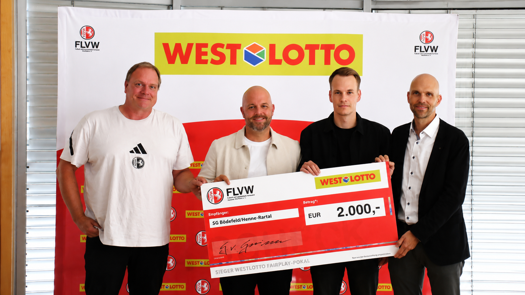 Quelle:FLVW - Aufsteiger und dennoch das fairste Team der abgelaufenen Saison: Gerald von Gorrissen von WestLotto (re.) und Staffelleiter Michael Ternes (li.) zeichnen die SG Bödefeld/Henne-Rartal mit dem WestLotto Fairplay-Pokal aus. Quelle:FLVW - Aufsteiger und dennoch das fairste Team der abgelaufenen Saison: Gerald von Gorrissen von WestLotto (re.) und Staffelleiter Michael Ternes (li.) zeichnen die SG Bödefeld/Henne-Rartal mit dem WestLotto Fairplay-Pokal aus.